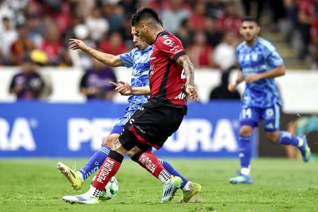 Atlas' forward #25 Jorge Rodriguez (front) and Tigres' midfielder #16 Diego Lainez fight for the ball during a Mexican League football match between Atlas and Tigres in Guadalajara, Mexico, on April 22, 2026. (Photo by Ulises Ruiz / AFP)