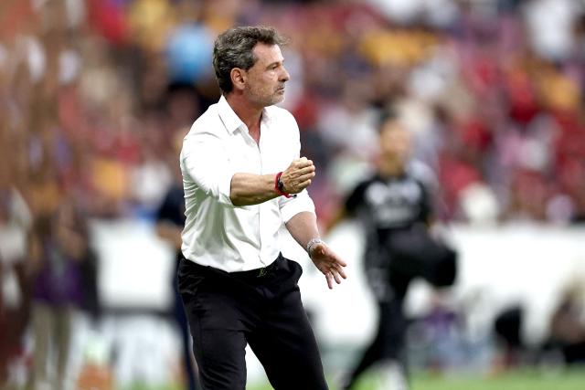 Atlas' Argentine head coach Diego Cocca gestures during a Mexican League football match between Atlas and Tigres at Jalisco stadium in Guadalajara, Mexico, on April 22, 2026. (Photo by Ulises Ruiz / AFP)