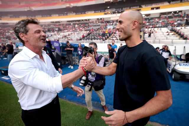Atlas' Argentine head coach Diego Cocca (L) and Tigres' Argentine head coach Guido Pizarro shake hands before a Mexican League football match between Atlas and Tigres at Jalisco stadium in Guadalajara, Mexico, on April 22, 2026. (Photo by Ulises Ruiz / AFP)
