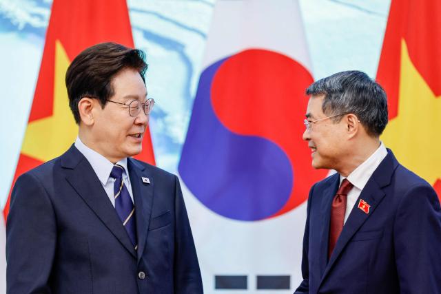 Vietnam's Prime Minister Le Minh Hung (R) and South Korea's President Lee Jae Myung (L) look on during a meeting at the Government Office in Hanoi on April 23, 2026. (Photo by LUONG THAI LINH / POOL / AFP)