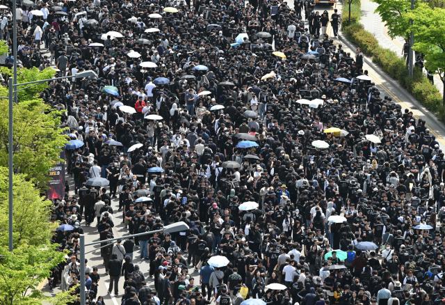 Members of the Samsung Electronics labour union stage a mass rally demanding the removal of a cap on performance bonuses, outside the company's foundry and semiconductor factory in Pyeongtaek on April 23, 2026. (Photo by Jung Yeon-je / AFP)