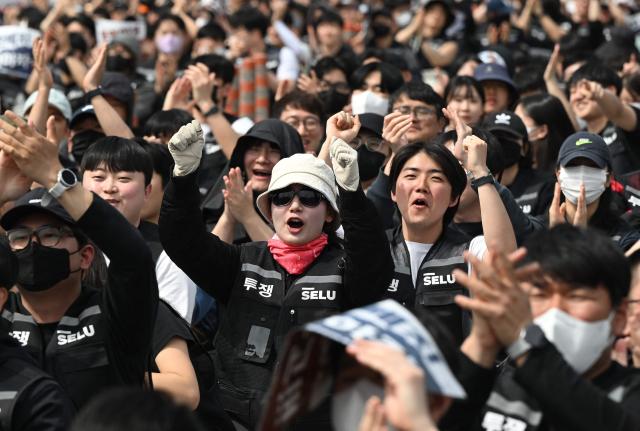 Members of the Samsung Electronics labour union stage a mass rally demanding the removal of a cap on performance bonuses, outside the company's foundry and semiconductor factory in Pyeongtaek on April 23, 2026. (Photo by Jung Yeon-je / AFP)