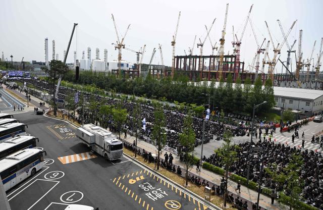Members of the Samsung Electronics labour union stage a mass rally demanding the removal of a cap on performance bonuses, outside the company's foundry and semiconductor factory in Pyeongtaek on April 23, 2026. (Photo by Jung Yeon-je / AFP)