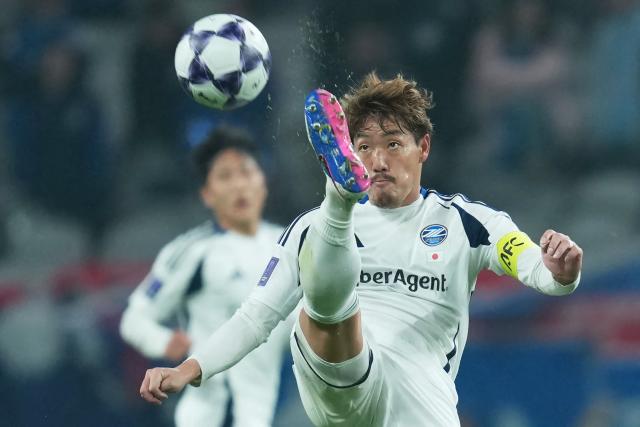 (FILES) Machida Zelvia’s Gen Shoji kicks the ball during their AFC Champions League football match against Shanghai Shenhua in Shanghai on February 10, 2026. Japan's Machida Zelvia shared their clubhouse with senior citizens doing fitness classes less than a decade ago. Now they're one win away from being Asian champions. (Photo by CN-STR / AFP) / China OUT