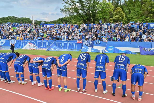 (FILES) This photo taken on June 1, 2024 shows Machida players bowing to their supporters after their loss in the top division J-League football match between Machida Zelvia and Albirex Niigata at Machida GION Stadium in western Tokyo. Japan's Machida Zelvia shared their clubhouse with senior citizens doing fitness classes less than a decade ago. Now they're one win away from being Asian champions. (Photo by Richard A. Brooks / AFP)