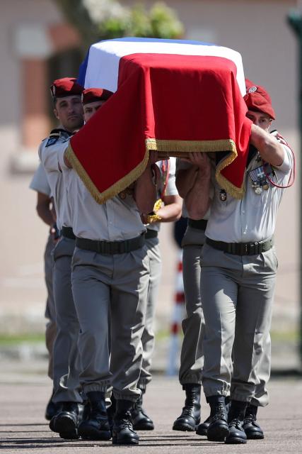 Members of 17th Parachute Engineer Regiment carry the coffin of late French UNIFIL peacekeeper Sergeant-Major Florian Montorio, killed during an attack against UNIFIL (United Nations Interim Force in Lebanon) in southern Lebanon last weekend, during a tribute ceremony at the military barracks in Montauban, southwestern France, on April 23, 2026. Florian Montorio attached to the 17th Parachute Engineer Regiment in Montauban, in south-western France, was killed during an ambush on UNIFIL peacekeepers on April 18. A second soldier, French Army Staff Sergeant Anicet Girardin, died on April 22 "of the consequences of his wounds" suffered following the weekend ambush. (Photo by Valentine CHAPUIS / AFP)