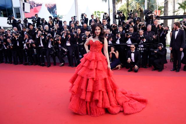 Aishwarya Rai Bachchan poses as she arrives on May 20, 2017 for the screening of the film '120 Beats Per Minute (120 Battements Par Minute)' at the 70th edition of the Cannes Film Festival in Cannes, southern France. (Photo by Alberto PIZZOLI / AFP)