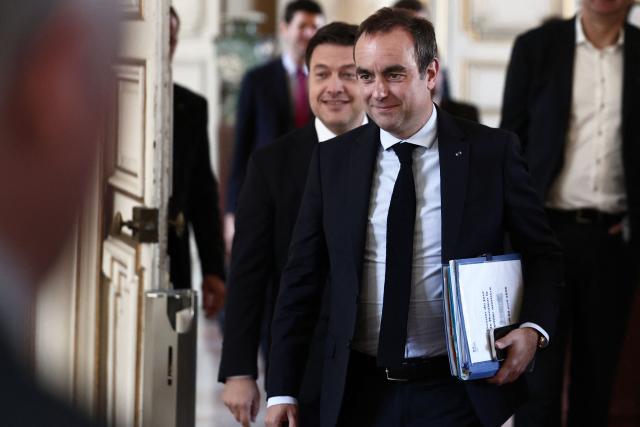France's Prime Minister Sebastien Lecornu (C) arrives with Mayor of Marseille Benoit Payan (L) at the Prefecture of the Bouches-du-Rhône for an official visit and a meeting of the National Steering Committee for Housing in Marseille on April 23, 2026. (Photo by Thibaud MORITZ / AFP)