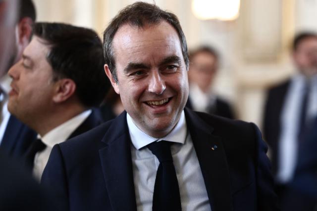 France's Prime Minister Sebastien Lecornu (C) arrives with Mayor of Marseille Benoit Payan (L) at the Prefecture of the Bouches-du-Rhône for an official visit and a meeting of the National Steering Committee for Housing in Marseille on April 23, 2026. (Photo by Thibaud MORITZ / AFP)
