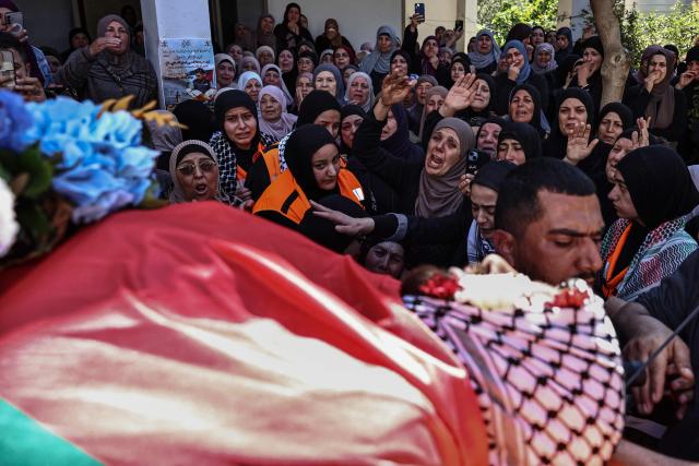 EDITORS NOTE: Graphic content / Relatives mourn the death of Awda Atef Awawdeh during his funeral in Deir Dibwan in the Israeli-occupied West Bank, on April 23, 2026. The Palestinian health ministry said Israeli settlers shot dead a Palestinian man in the occupied West Bank on April 22, the third victim of deadly gunfire in two days. The ministry said 25-year-old Awawdeh was killed by settler gunfire in the central West Bank town of Deir Dibwan, just east of Ramallah. (Photo by Zain JAAFAR / AFP)
