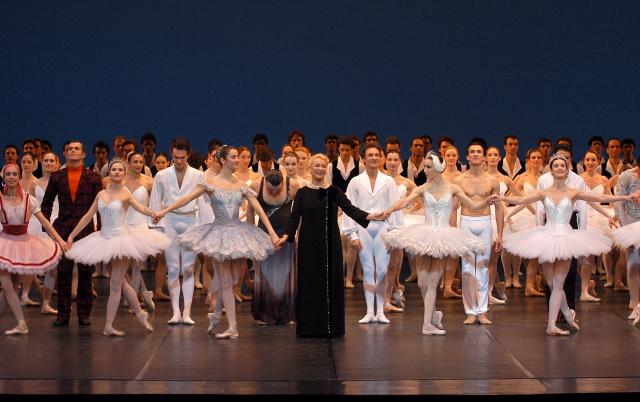 (FILES) Former prima ballerina Claude Bessy (C), who is set to step down as director of her dance school at the end of the season, waves to the audience on March 30, 2004 on the stage of the Palais Garnier in Paris, during an evening of tributes and testimonials to the significance of her work over the past thirty years. Former prima ballerina Claude Bessy, who headed the Paris Opera Ballet School for 30 years and revolutionised its teaching methods, died on April 23, 2026 at the age of 93, the institution announced. (Photo by STEPHANE DE SAKUTIN / AFP)
