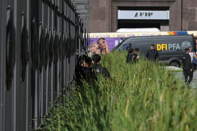 Federal policewoman guard the entrance for workers, journalist and guests of Casa Rosada government palace after Argentina's President Javier Milei government banned access to accredited journalists in Buenos Aires on April 23, 2026. Milei's government barred all accredited journalists from entering Casa Rosada on April 23, 2026, in the context of an investigation into alleged "illegal espionage," a government source said. (Photo by JUAN MABROMATA / AFP)
