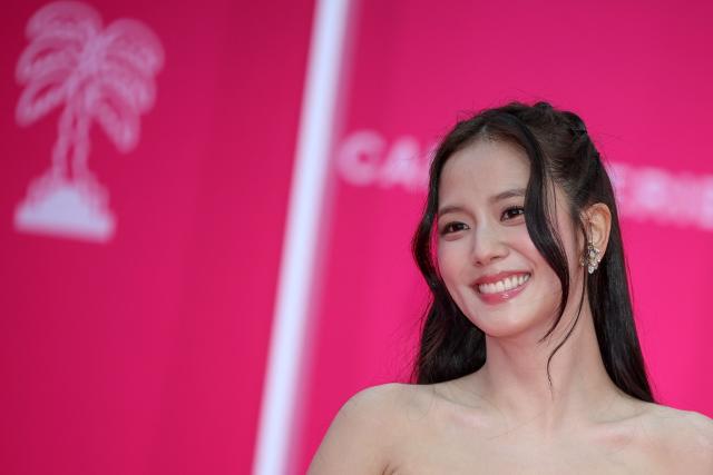 South-Korean singer Jisoo poses on the pink carpet during the opening of the 9th edition of the Cannes International Series Festival (Canneseries) in Cannes, southern France, on April 23, 2026.  (Photo by Valery HACHE / AFP)
