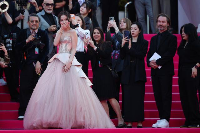 South-Korean singer Jisoo poses on the pink carpet during the opening of the 9th edition of the Cannes International Series Festival (Canneseries) in Cannes, southern France, on April 23, 2026.  (Photo by Valery HACHE / AFP)