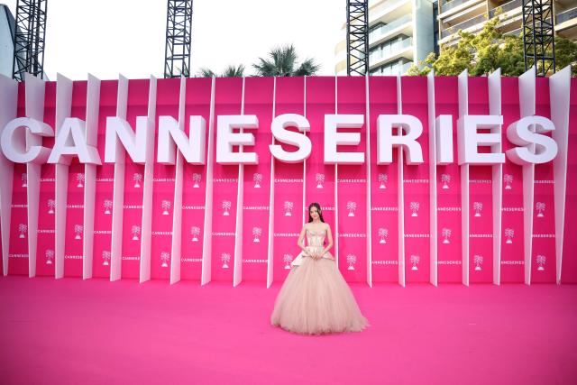 South-Korean singer Jisoo poses on the pink carpet during the opening of the 9th edition of the Cannes International Series Festival (Canneseries) in Cannes, southern France, on April 23, 2026.  (Photo by Valery HACHE / AFP)