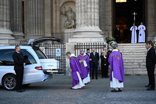 The hearse carrying the coffin of French actress Nathalie Baye arrives at the Saint-Sulpice church during her funeral ceremony in Paris on April 24, 2026. French film star Nathalie Baye died in Paris on April 17, 2026, at the age of 77. (Photo by JULIEN DE ROSA / AFP)