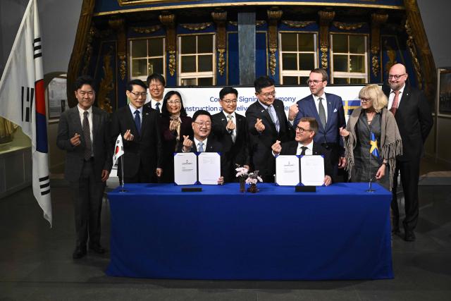Joo Won-ho, President of HD Hyundai Heavy Industries, and Erik Eklund, Director General of the Swedish Maritime Administration pose during a contract signing ceremony for the procurement of a new icebreaker, in Stockholm, Sweden on april 24, 2026. (Photo by Christine Olsson/TT / TT NEWS AGENCY / AFP) / Sweden OUT