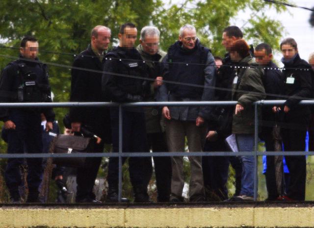 (FILES) Convicted serial killer Francis Heaulme (C), 47, is pictured next to Metz state prosecutor Joel Guitton (4thL) during a reenactment, 03 October 2006 in Montigny-les-Metz, Eastern France, near railroad tracks where two children were found dead 28 September 1986. The Nanterre Prosecutor’s Office’s “cold cases” unit announced in a statement on April 24, 2026 that a trial has been requested before the Hauts-de-Seine Assize Court against serial killer Francis Heaulme for the 1989 murder of Jean-Joseph Clement in Bedarrides (Vaucluse). (Photo by Olivier MORIN / AFP)