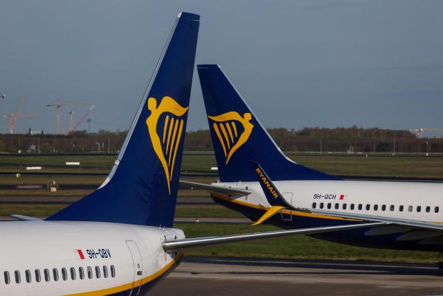 (FILES) One aircraft of low-cost Irish airline Ryanair taxis past another at the Berlin-Brandenburg airport in Schoenefeld near Berlin, on April 4, 2024. Irish budget airline Ryanair announced plans on April 24, 2026 to cut Berlin flights, blaming German aviation taxes and the airport's fees

 


La compagnie aérienne irlandaise Ryanair a annoncé vendredi qu'elle allait relocaliser ses avions actuellement basés à Berlin, invoquant des taxes trop élevées, ce qui divisera par deux son offre de vols au départ et à destination de la capitale allemande à partir d'octobre. (Photo by David GANNON / AFP)