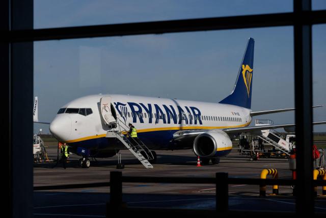 (FILES) An aircraft of low-cost Irish airline Ryanair is prepared pre-flight at the Berlin-Brandenburg airport in Schoenefeld near Berlin, on April 4, 2024. Irish budget airline Ryanair announced plans on April 24, 2026 to cut Berlin flights, blaming German aviation taxes and the airport's fees

 


La compagnie aérienne irlandaise Ryanair a annoncé vendredi qu'elle allait relocaliser ses avions actuellement basés à Berlin, invoquant des taxes trop élevées, ce qui divisera par deux son offre de vols au départ et à destination de la capitale allemande à partir d'octobre. (Photo by David GANNON / AFP)