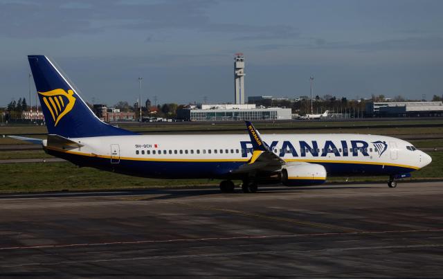 (FILES) An aircraft of low-cost Irish airline Ryanair taxis before take off the Berlin-Brandenburg airport in Schoenefeld near Berlin, on April 4, 2024. Irish budget airline Ryanair announced plans on April 24, 2026 to cut Berlin flights, blaming German aviation taxes and the airport's fees

 


La compagnie aérienne irlandaise Ryanair a annoncé vendredi qu'elle allait relocaliser ses avions actuellement basés à Berlin, invoquant des taxes trop élevées, ce qui divisera par deux son offre de vols au départ et à destination de la capitale allemande à partir d'octobre. (Photo by David GANNON / AFP)