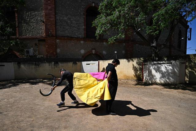 French matador Carlos Olsina takes part in a training session in Beziers' bullring, on April 24, 2025. (Photo by Gabriel BOUYS / AFP)