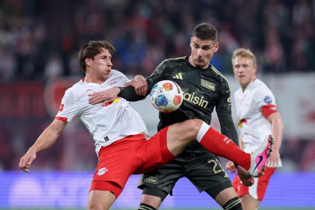Leipzig's Hungarian defender #04 Willi Orban (L) and Union Berlin's Serbian forward #23 Andrej Ilic vie for the ball during the German first division Bundesliga football match between RB Leipzig and Union Berlin in Leipzig, eastern Germany, on April 24, 2026. (Photo by Ronny HARTMANN / AFP) / DFL REGULATIONS PROHIBIT ANY USE OF PHOTOGRAPHS AS IMAGE SEQUENCES AND/OR QUASI-VIDEO