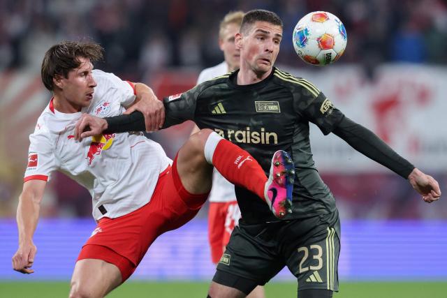 Leipzig's Hungarian defender #04 Willi Orban (L) and Union Berlin's Serbian forward #23 Andrej Ilic vie for the ball during the German first division Bundesliga football match between RB Leipzig and Union Berlin in Leipzig, eastern Germany, on April 24, 2026. (Photo by Ronny HARTMANN / AFP) / DFL REGULATIONS PROHIBIT ANY USE OF PHOTOGRAPHS AS IMAGE SEQUENCES AND/OR QUASI-VIDEO