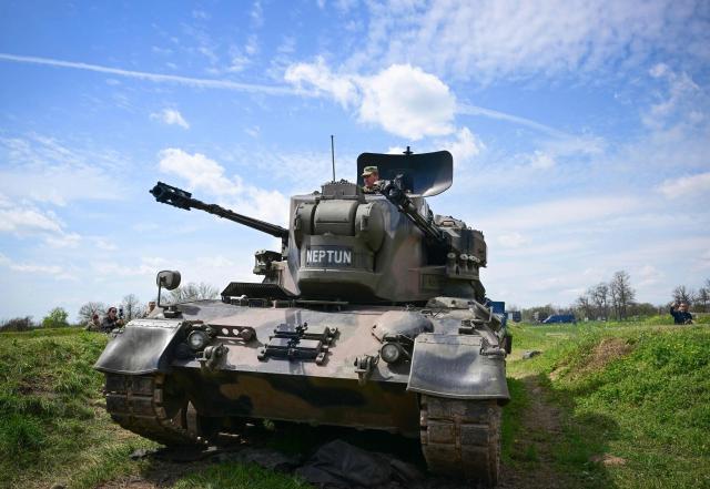 Romanian army's self-propelled anti-aircraft gun "Ghepard" during exercise EASTERN PHOENIX 26, a training activity designed to test counter-unmanned aircraft systems (C-UAS) procedures, at Capu Midia firing range, April 24, 2026. The exercise, which includes NATO’s first "Crucible Series" event, aims to strengthen national defense and NATO’s Eastern Flank by integrating kinetic and non-kinetic responses to airspace incursions with special interest in the  testing of anti-drones measures. Participants included aproximately 250 Romanian military personnel and 250 industry representatives from 21 NATO allied nations. (Photo by Daniel MIHAILESCU / AFP)
