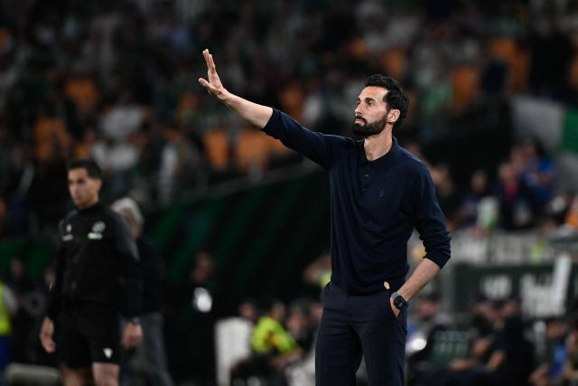 Real Madrid's Spanish coach Alvaro Arbeloa gestures to players during the Spanish league football match between Real Betis and Real Madrid CF at the La Cartuja stadium in Seville on April 24 , 2026. (Photo by CRISTINA QUICLER / AFP)
