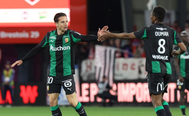 Lens' French forward #10 Florian Thauvin (L) is congratulated by Lens' Malian midfielder #08 Mamadou Sangare after scoring his team's first goal during the French L1 football match between Stade Brestois 29 (Brest) and RC Lens at the Stade Francis-Le-Ble in Brest, western France, on April 24, 2026. (Photo by Fred TANNEAU / AFP)
