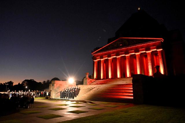 People pay their respects the Anzac Day dawn service at the Shrine of Remembrance to remember soldiers who have died in war, in Melbourne on April 25, 2026. (Photo by William WEST / AFP)