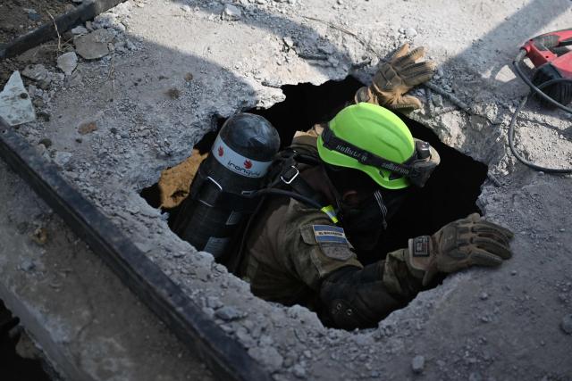 A Salvadoran soldier takes part in a post-earthquake rescue simulation during the final phase of a 36 hour emergency exercise, held as part of the CENTAM Guardian 2026 military drills, at the Engineers Corps (CIFA) facilities in San Juan Opico, El Salvador on April 24, 2026. (Photo by Marvin RECINOS / AFP)