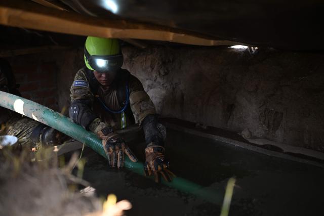 A Salvadoran soldier takes part in a post-earthquake rescue simulation during the final phase of a 36 hour emergency exercise, held as part of the CENTAM Guardian 2026 military drills, at the Engineers Corps (CIFA) facilities in San Juan Opico, El Salvador on April 24, 2026. (Photo by Marvin RECINOS / AFP)