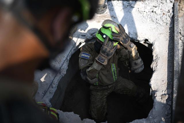 A Salvadoran soldier puts on protective glasses during a post-earthquake rescue simulation in the final phase of a 36 hour emergency exercise, held as part of the CENTAM Guardian 2026 military drills, at the Engineers Corps (CIFA) facilities in San Juan Opico, El Salvador, on April 24, 2026. (Photo by Marvin RECINOS / AFP)
