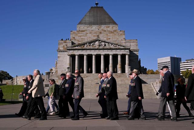 Ex-servicemen march to the Shrine of Remembrance during a parade of former and current defence personnel on ANZAC (Australian and New Zealand Army Corps) Day to honour soldiers who have died in the line of duty, in Melbourne on April 25, 2026. (Photo by William WEST / AFP)