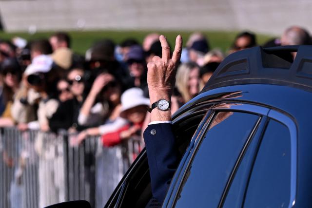 An ex-servicemen waves to the crowd from a car on the way to the Shrine of Remembrance during a parade of former and current defence personnel on ANZAC (Australian and New Zealand Army Corps) Day to honour soldiers who have died in the line of duty, in Melbourne on April 25, 2026. (Photo by William WEST / AFP)