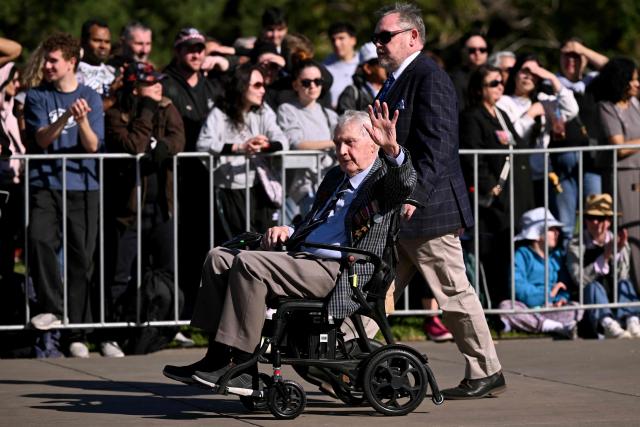 A ex-servicemen waves to the crowd on the way to the Shrine of Remembrance during a parade of former and current defence personnel on ANZAC (Australian and New Zealand Army Corps) Day to honour soldiers who have died in the line of duty, in Melbourne on April 25, 2026. (Photo by William WEST / AFP)