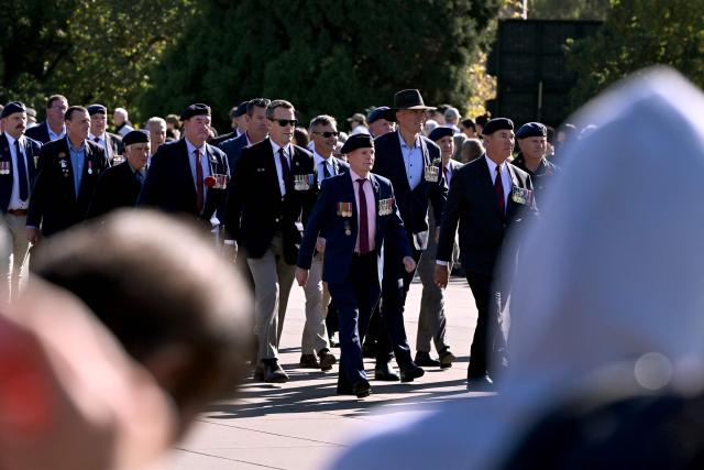 Ex-servicemen march to the Shrine of Remembrance during a parade of former and current defence personnel on ANZAC (Australian and New Zealand Army Corps) Day to honour soldiers who have died in the line of duty, in Melbourne on April 25, 2026. (Photo by William WEST / AFP)