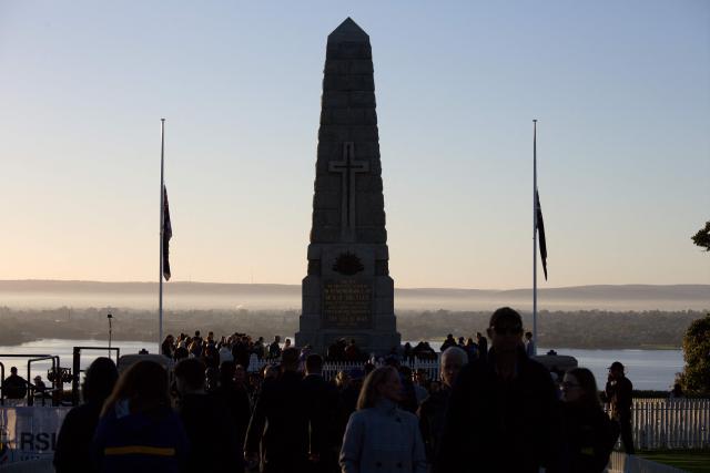 Members of the armed forces and general public gather at the State War Memorial in Kings Park during the annual ANZAC (Australian and New Zealand Army Corps) Day dawn service in Perth on April 25, 2026. Dawn services were held across the two countries on the anniversary of the ill-fated 1915 campaign of the Australian and New Zealand Army Corps that left 11,500 of them dead in what is now Turkey during World War I. (Photo by Antony DICKSON / AFP)