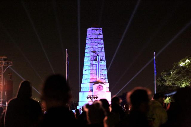 Members of the armed forces and general public gather at the State War Memorial in Kings Park during the annual ANZAC (Australian and New Zealand Army Corps) Day dawn service in Perth on April 25, 2026. Dawn services were held across the two countries on the anniversary of the ill-fated 1915 campaign of the Australian and New Zealand Army Corps that left 11,500 of them dead in what is now Turkey during World War I. (Photo by Antony DICKSON / AFP)