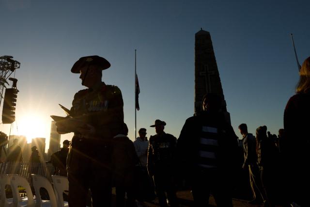 Members of the armed forces and general public gather at the State War Memorial in Kings Park during the annual ANZAC (Australian and New Zealand Army Corps) Day dawn service in Perth on April 25, 2026. Dawn services were held across the two countries on the anniversary of the ill-fated 1915 campaign of the Australian and New Zealand Army Corps that left 11,500 of them dead in what is now Turkey during World War I. (Photo by Antony DICKSON / AFP)