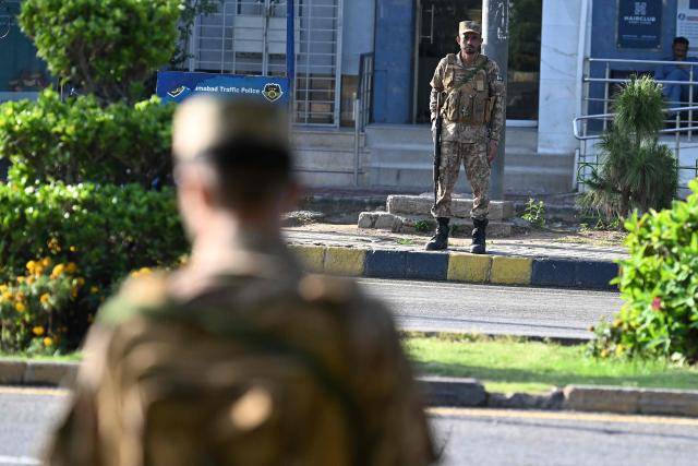 Army soldiers stand alert along a closed street at Red Zone area in Islamabad on April 25, 2026. Iran's foreign minister arrived in Islamabad on April 24 and US envoys headed to the Pakistani capital in a bid to kickstart a new round of peace negotiations amid a fragile ceasefire. (Photo by Aamir QURESHI / AFP)