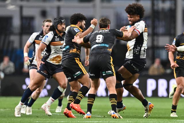 Brumbies' Rob Valetini (R) is tackled by Hurricanes' defence during round 11 Super Rugby Pacific match between the Hurricanes and Brumbies at One New Zealand Stadium in Christchurch on April 25, 2026. (Photo by Sanka VIDANAGAMA / AFP)