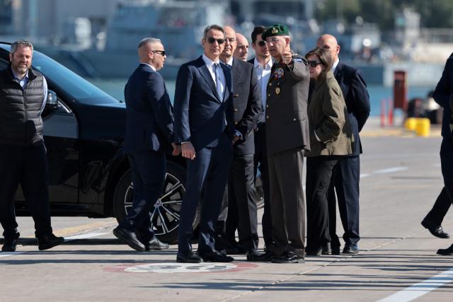 Greece's Prime Minister Kyriakos Mitsotakis (3rdL), Greece's Defence Minister Nikolaos Dendias and Chief of Staff of the Hellenic National Defense General Staff (HNDGS) wait for France's President before a visit of Greece's new French-built frigate "Kimon" at the port of Pireus near Athens, on April 25, 2026. (Photo by Ludovic MARIN / AFP)