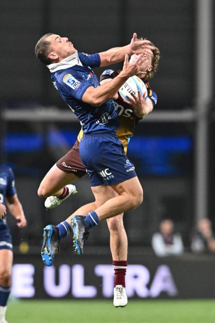 Blues' Kade Banks (L) and Reds' Tim Ryan try to catch the ball during the Super Rugby Pacific match between the Blues and Queensland Reds at One New Zealand Stadium in Christchurch on April 25, 2026. (Photo by Sanka VIDANAGAMA / AFP)