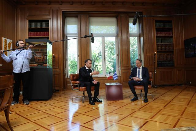 France's President Emmanuel Macron meets with Greece's Prime Minister Kyriakos Mitsotakis for talks at Maximos Mansion, in Athens, on April 25, 2026. (Photo by Ludovic MARIN / AFP)