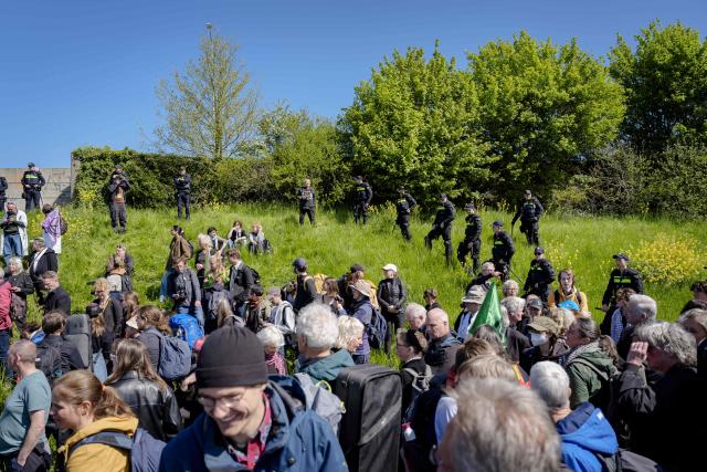 Demonstrators from Extinction Rebellion (XR), Utrecht 4 Palestine (U4P), and Debt for Climate (D4C) take part in a blockade demonstration of the Utrecht ring road as Dutch police operate in Utrech on April 25, 2026. They demand an immediate end to fossil fuel subsidies and that the money be used for housing, healthcare, decolonial reparations, and debt relief. (Photo by Jeroen JUMELET / ANP / AFP) / Netherlands OUT
