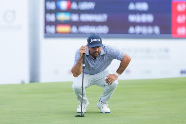 Spain’s Alejandro Del Rey lines up a putt during the third round of the China Open golf tournament in Shanghai on April 25, 2026. (Photo by CN-STR / AFP) / China OUT