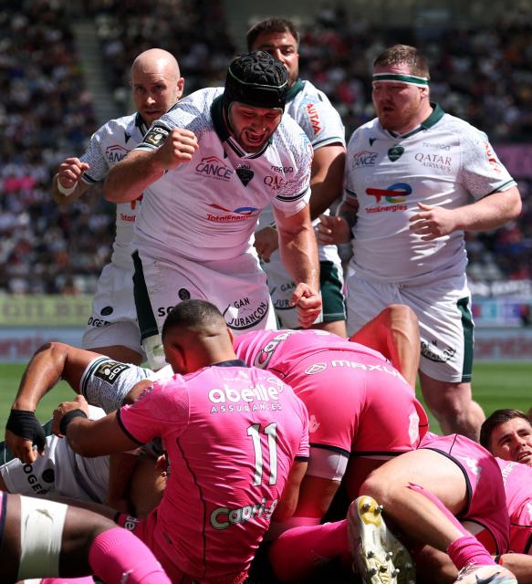 Pau's Georgian number eight Beka Gorgadze (C) reacts after a try by teammate hooker Julian Montoya during the French Top14 rugby union match between Stade Francais Paris and Section Paloise Bearn Pyrenees (Pau) at the Jean-Bouin Stadium in Paris on April 25, 2026. (Photo by FRANCK FIFE / AFP)